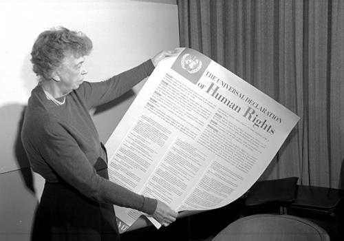 Eleanor Roosevelt muestra la Declaración de Derechos Humanos