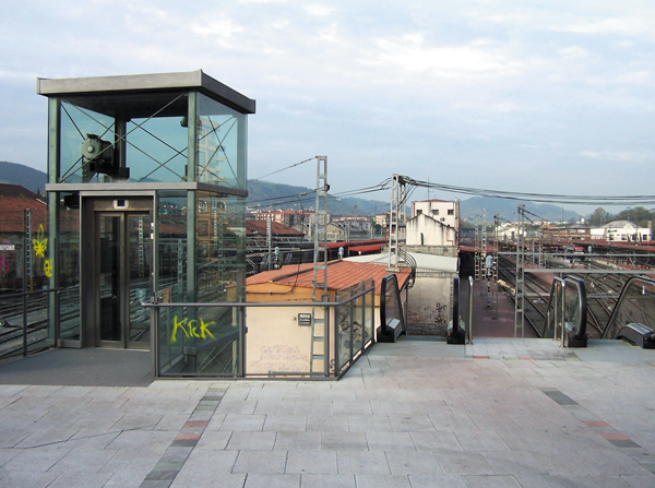 Irun: instalación de ascensores y escaleras mecánicas para el acceso a la estación desde la plaza Txanaleta